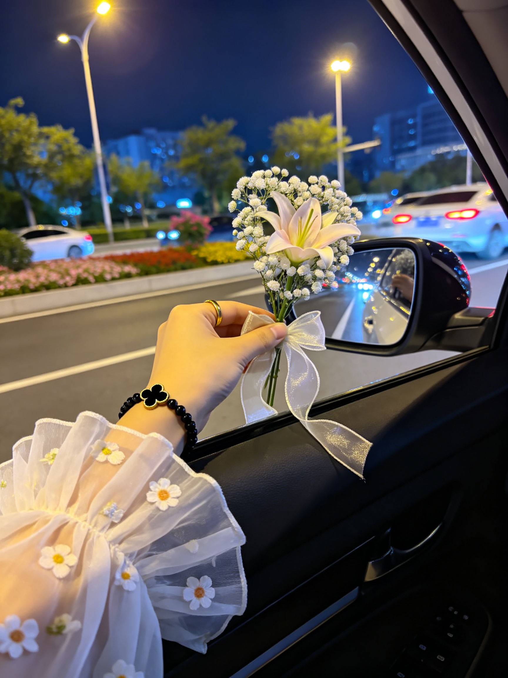 车内视角（夜晚），窗外是城市街道，有路灯、花草绿树、行驶的车辆，一只戴着黑色手幸运草链嫩白漂亮手，的食指戴着简单黄金素圈，白色多层褶皱纱袖上镶着不规则的小花，拿着一串满天星，中间有朵百合点缀点缀，下面系着蝴蝶结，优雅自… - AI提示词参考图，来自西西提示词