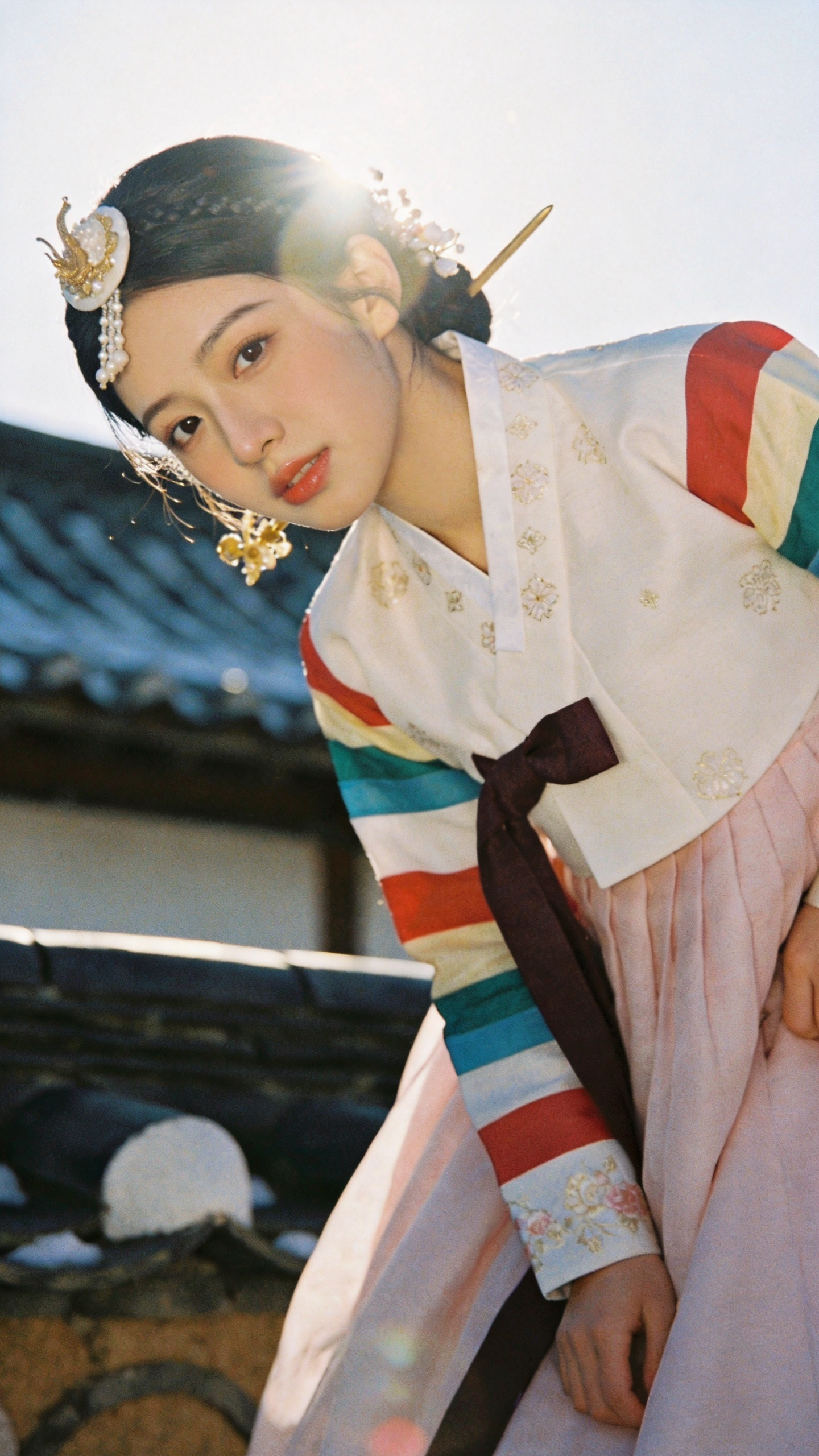胶片摄影，美人，复古还原造型，韩服，风情妩媚天真而不自知，楚楚可怜，细节丰富，层次丰富，朦胧美学，光的美学，lomo效果，高级感，杰作。非常规构图。 - AI提示词参考图，来自西西提示词