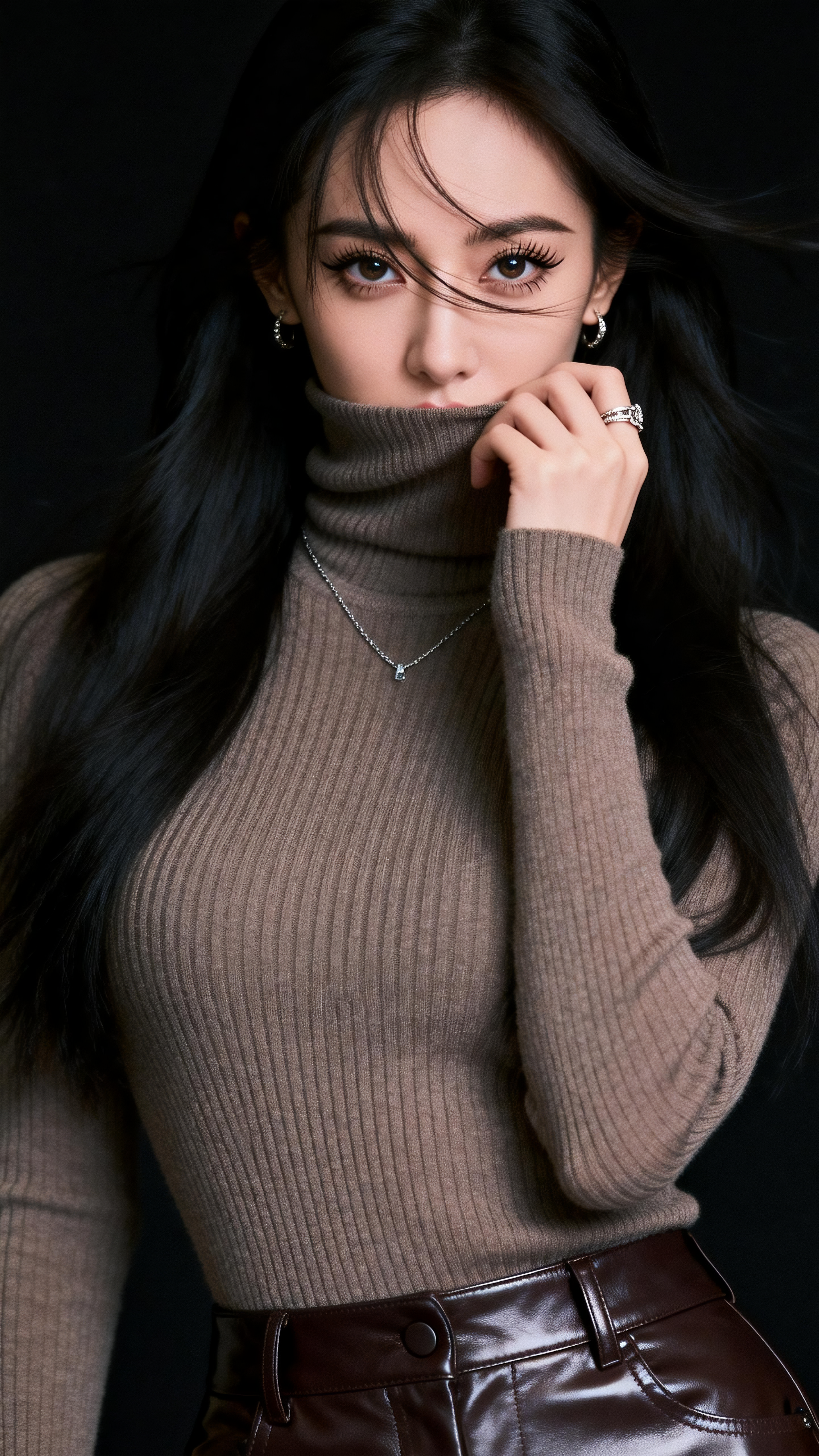 【极致画质·32K超清】东方美人写真，冷白皮，170cm九头身。棕灰高领针织衫勾勒玲珑曲线，亮面皮裤反射幽微光泽。黑长发如瀑垂落，几缕碎发拂过眉眼——揉碎半分清冷半分柔。 【致命细节】细链项链轻贴锁骨，戒指与耳饰浮光隐… - AI提示词参考图，来自西西提示词