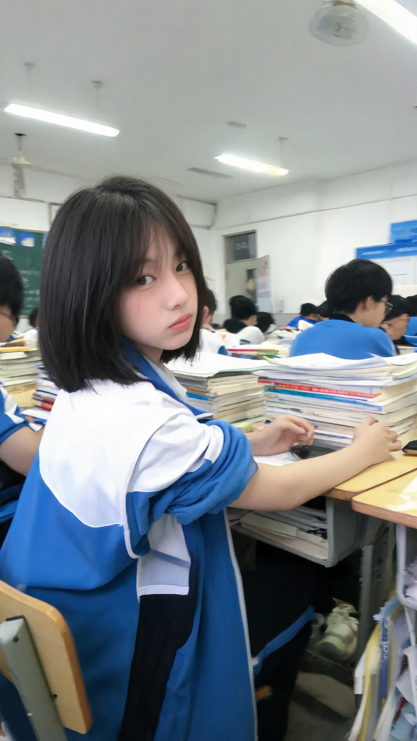 高中课堂，坐在座位上，座位上堆满了书，教室人挺多。女性人物皮肤白皙细腻，，短发，遮盖脸颊，瞥见镜头，手中拿着手机偷偷玩，表情因看到老师在拍摄她而露出心虚的表情，穿着校服，厚外套褪至手肘，，这是一个用平庸的iPhone … - AI提示词参考图，来自西西提示词