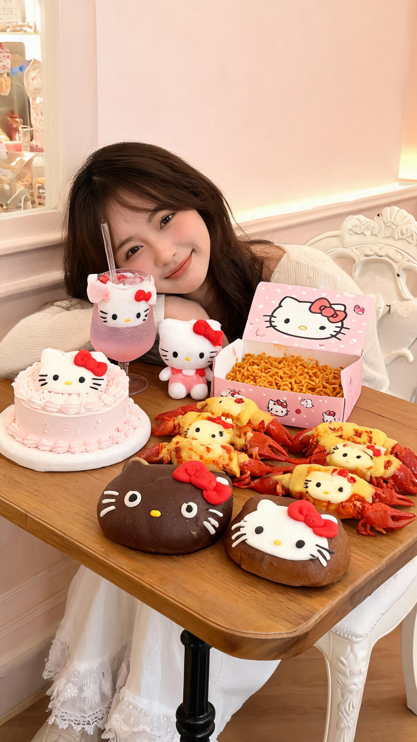 我惬意地坐在精致的凳子上，眼前摆放着造型可爱至极的Hello Kitty甜点，旁边还有一杯装满了梦幻色彩的Hello Kitty饮料，Hello Kitty俏皮地环绕在甜点与饮料周围，整个画面充满了甜蜜与温馨的氛围还有… - AI提示词参考图，来自西西提示词