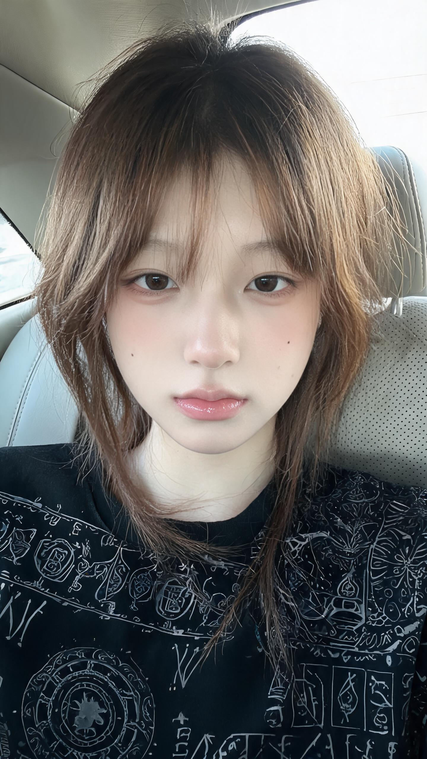 以辛琳琪艺术风格创作，16岁少女面部特写，浅棕碎发散落，原生轻薄底妆，保留脸颊细微毛孔，双颊浅褐小痣，眼下淡淡细纹。清透奶茶淡妆，浅大地细眼妆，柔和卧蚕，自然修容，淡粉水光唇，神态安静柔和，平视镜头。身着黑色繁琐符文图… - AI提示词参考图，来自西西提示词