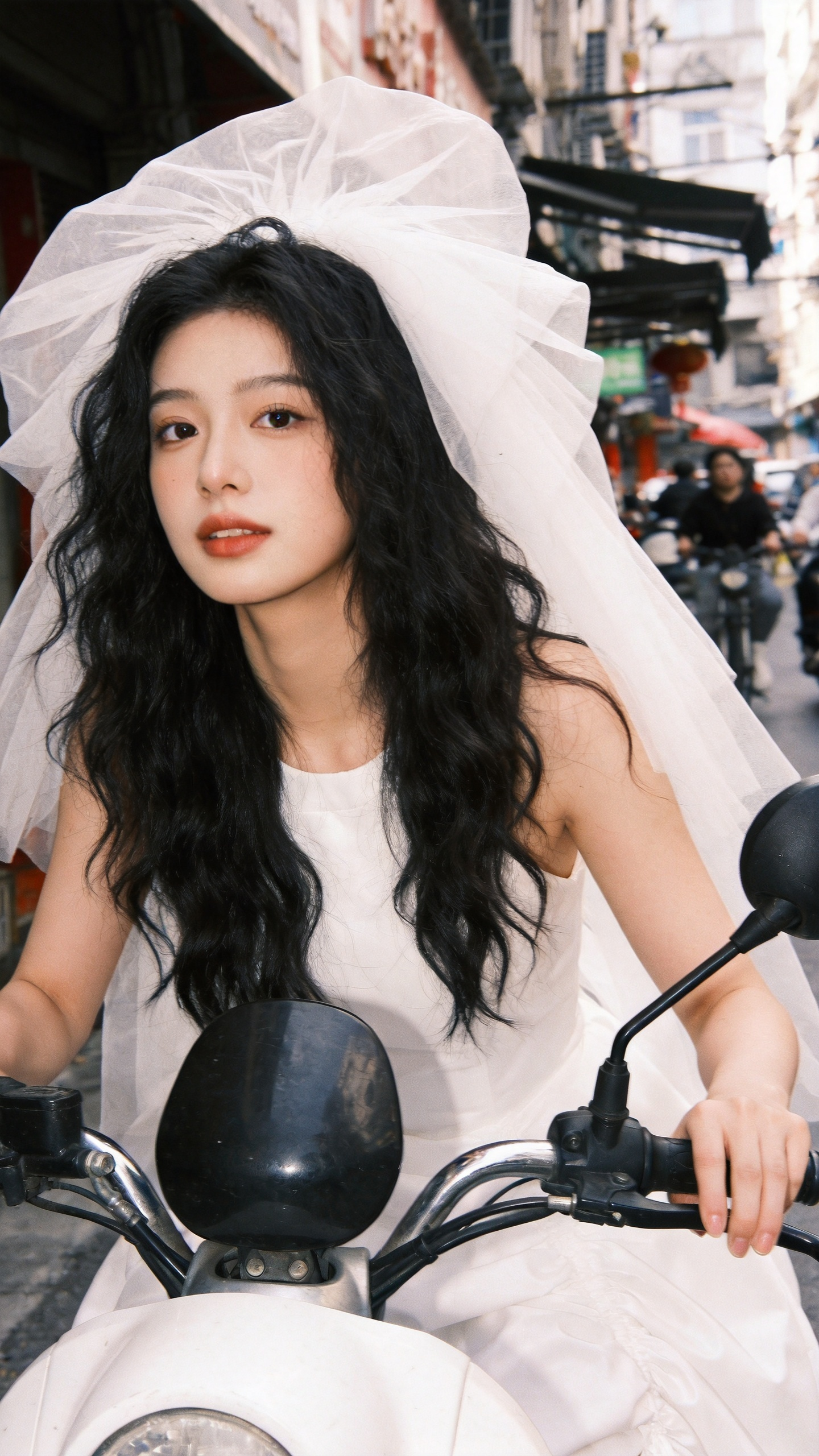 美少女，美艳动人，黑色长发，身着洁白婚纱+头纱的柔美装扮，街头骑机车场景，女生骑车，，都市浪漫故事。 CCD拍摄质感，大师作品级氛围，随意抓拍构图（无刻意构图感），呈现生活中绚丽日常的贴近写实感；神态灵动不失随性，慵懒… - AI提示词参考图，来自西西提示词