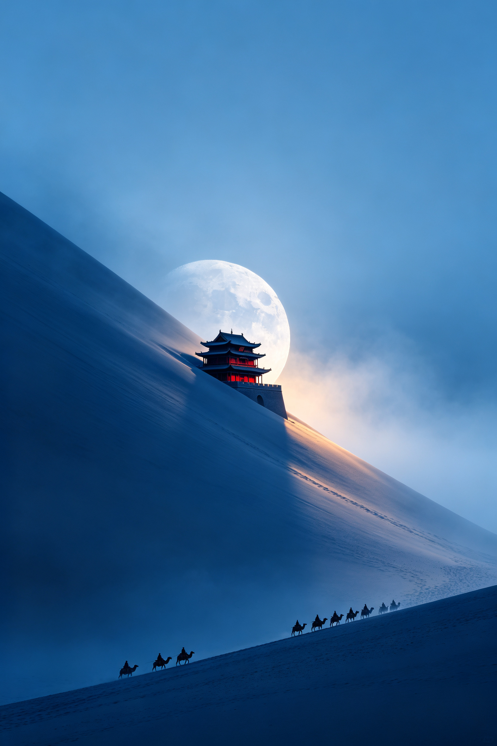 极简主义风格，纯蓝色大面积留白。对角线构图的沙丘陡坡，红黑色嘉峪关古建筑融合在沙丘，浓雾背景，巨大的悬月隐身于陡坡后面。底部上极小的古代商队前行。浓雾中，暖光，光影交叠，虚实交织。颗粒化，32K高清壁纸。 - AI提示词参考图，来自西西提示词