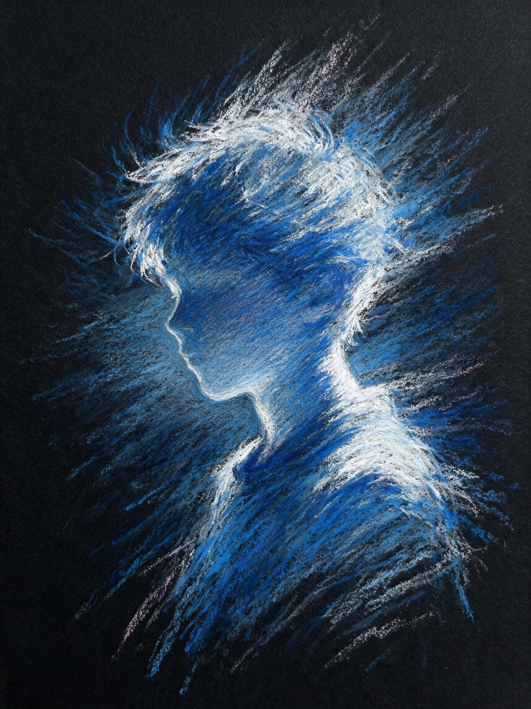 3:4竖幅，色粉笔画，黑卡纸底。 纯黑的卡纸，颗粒感的纸面。 画面中央，蓝色色粉笔的笔触一道一道、一层一层叠在黑纸上，聚散之间拧出一个少年的侧影。不是勾出来的轮廓，是粉叠出来的形——头和肩的地方粉叠得最厚最密，银白混着… - AI提示词参考图，来自西西提示词