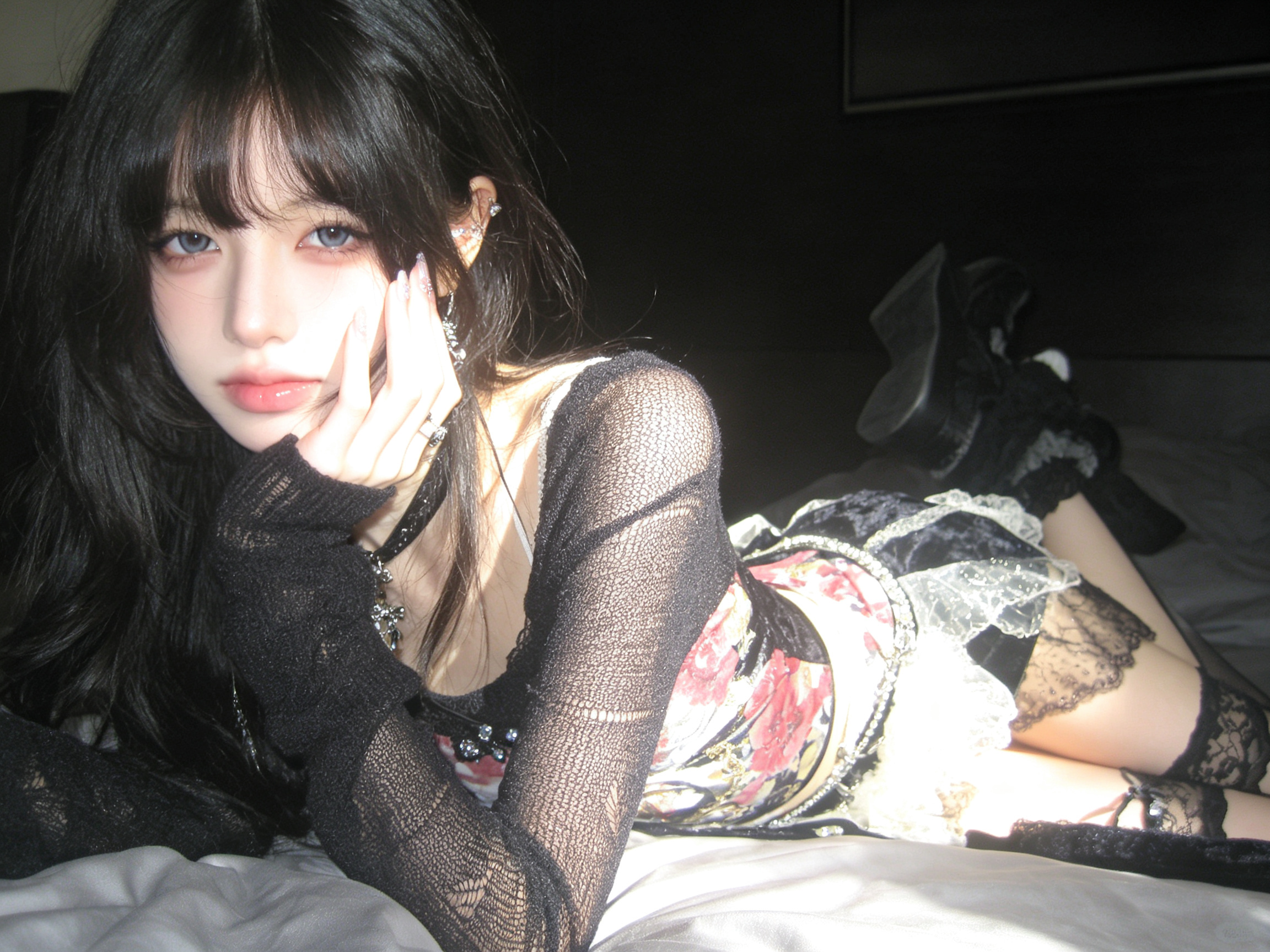 古早dv摄影，美人，超纤细身材。怪诞休闲风格，网纱、针织、丝绒、印花元素，服装造型精致灵动。风情妩媚天真而不自知，楚楚可怜，细节丰富，光线明暗交接，光，层次丰富，朦胧美学，光的美学，lomo效果，高级感，杰作。非常规构… - AI prompt reference from CC Prompt Galaxy