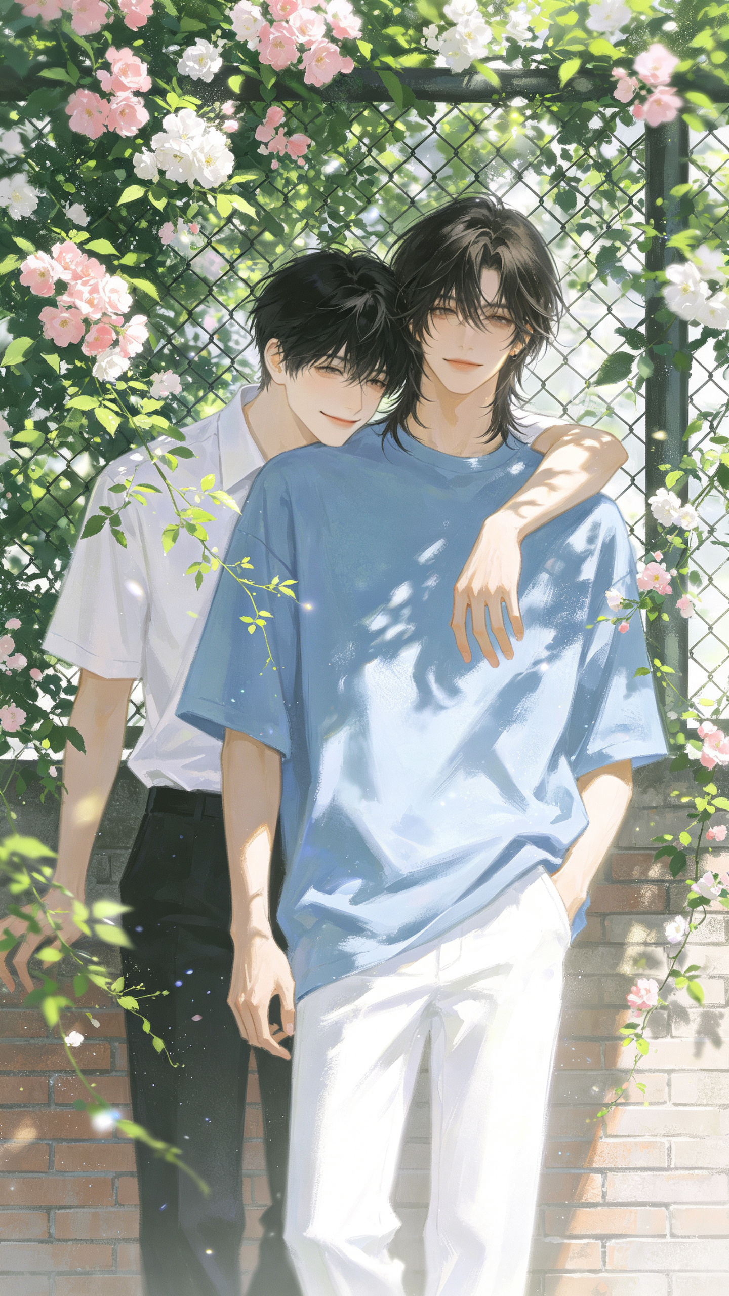 黑色短发男生，浅浅淡淡的温柔笑意，身穿白短袖校服。 另一男生深色及肩碎发，温柔气质，身穿浅蓝色宽松T恤，白色长裤，二人肢体互动自然，动态感十足，发丝细腻刻画。 场景为夏日花藤缠绕围栏前，粉白花卉与嫩绿叶覆盖围栏，背景可… - AI提示词参考图，来自西西提示词
