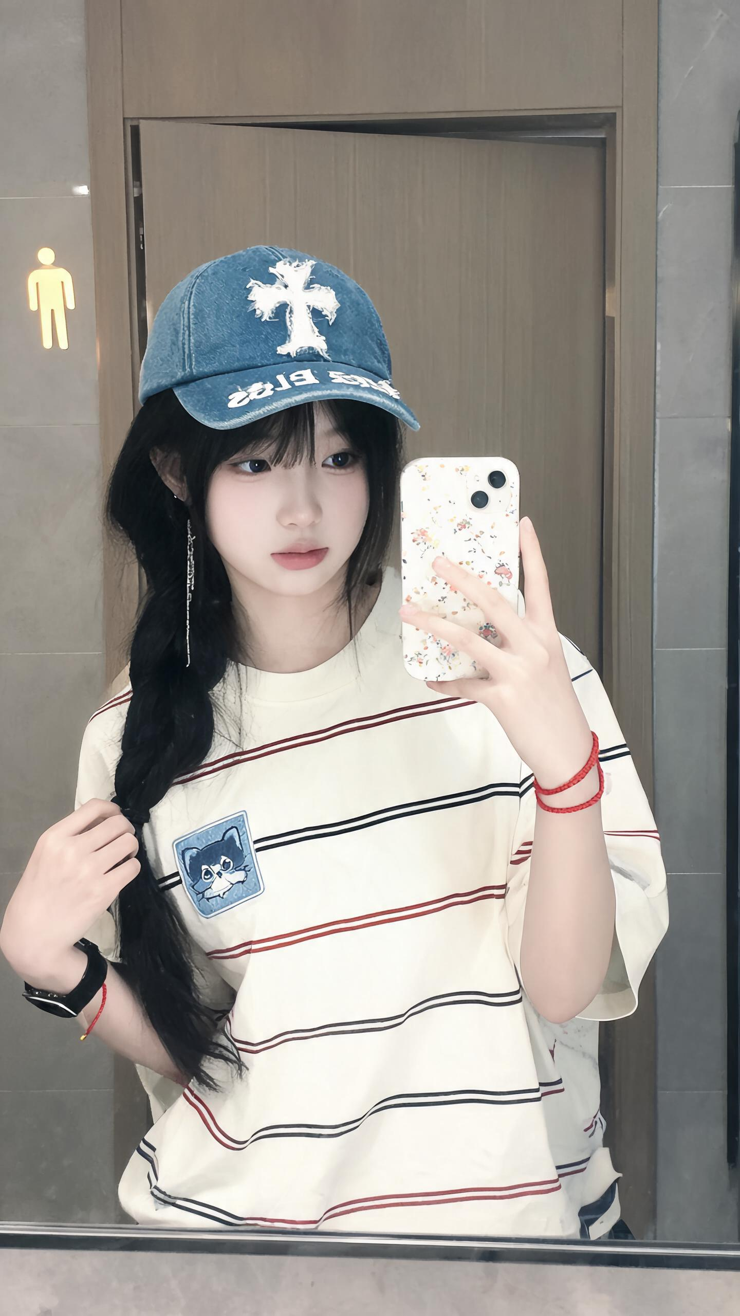 画面主体为17岁清冷幼态东亚少女，单薄纤细娇小身形，通透细腻冷白皮，乌黑顺滑浓密长黑发编成单侧垂落粗麻花辫，轻薄空气齐刘海修饰额头，极简白开水淡伪素颜，无厚重彩妆；少女头戴牛仔蓝色软顶做旧水洗棒球帽，帽身缝制白色毛边破… - AI提示词参考图，来自西西提示词