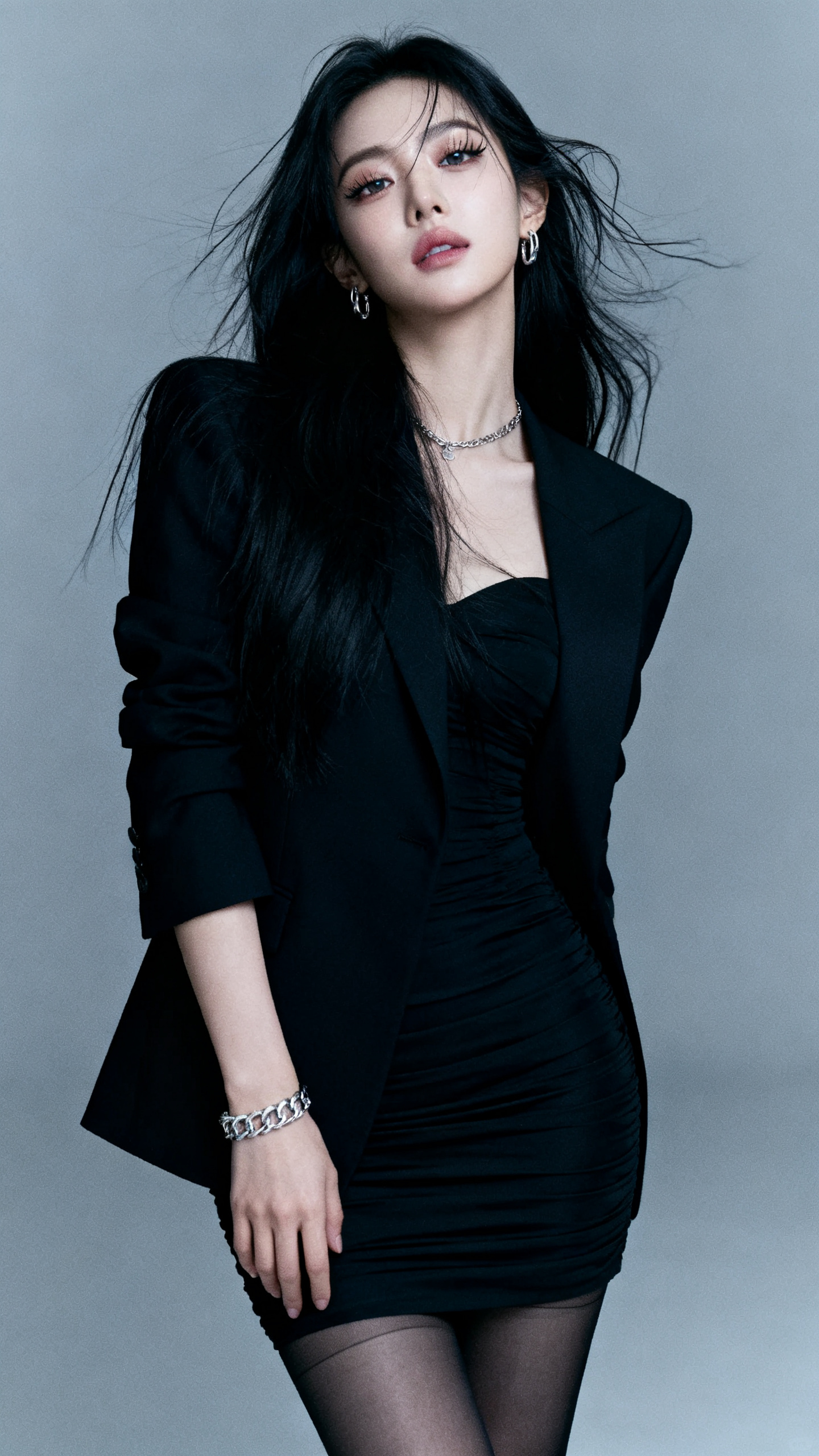 黑色长发韩系御姐女总裁。凌乱。人脸特写，御姐，动作优雅端庄。照片毫无修饰感，胶片颗粒质感。真人特写！电影氛围感，情绪氛围感，线条清晰，明暗对比，超高清，高级感，最高画质，绝美眼睛，长睫毛。清透，细腻渲染，绝美眼睛，狭长… - AI提示词参考图，来自西西提示词