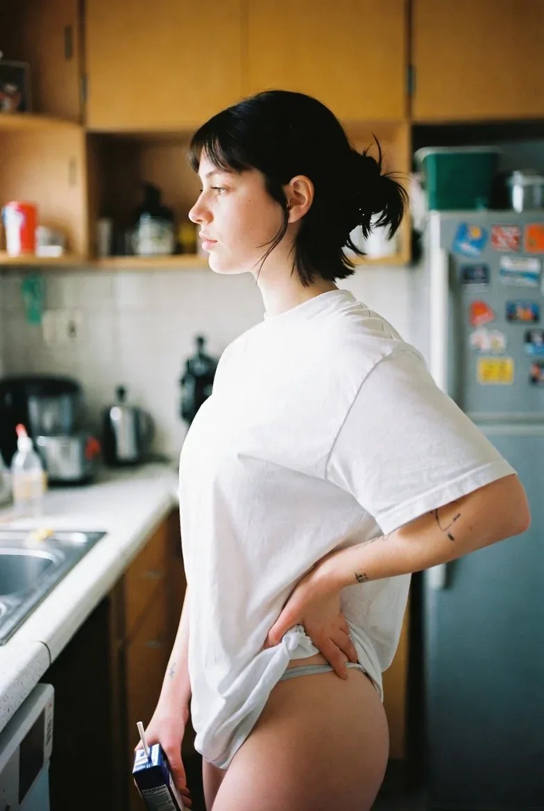 { "type": "image_generation_prompt", "style": "photorealistic, lifestyle photography", "sexualization": "none… - AI提示词参考图，来自西西提示词
