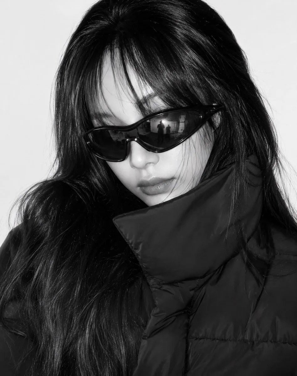 Create a close-up black-and-white high-fashion editorial portrait using the uploaded photo as the facial iden… - AI提示词参考图，来自西西提示词