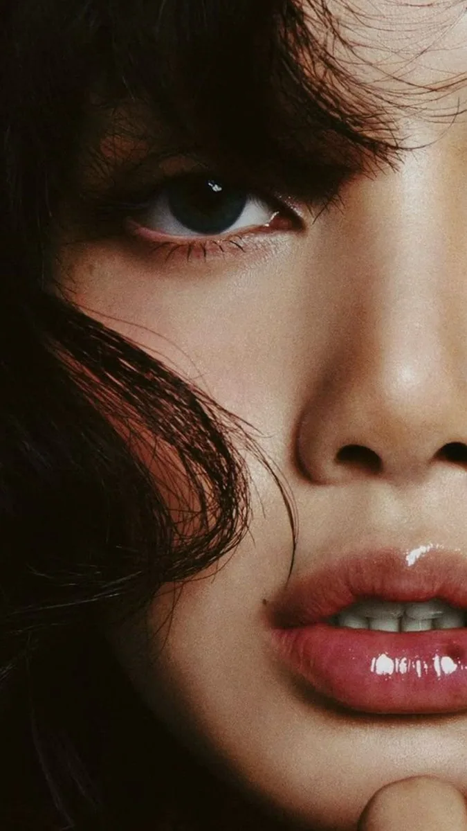 An ultra-realistic editorial beauty portrait featuring an exceptionally attractive young East Asian woman cap… - AI提示词参考图，来自西西提示词