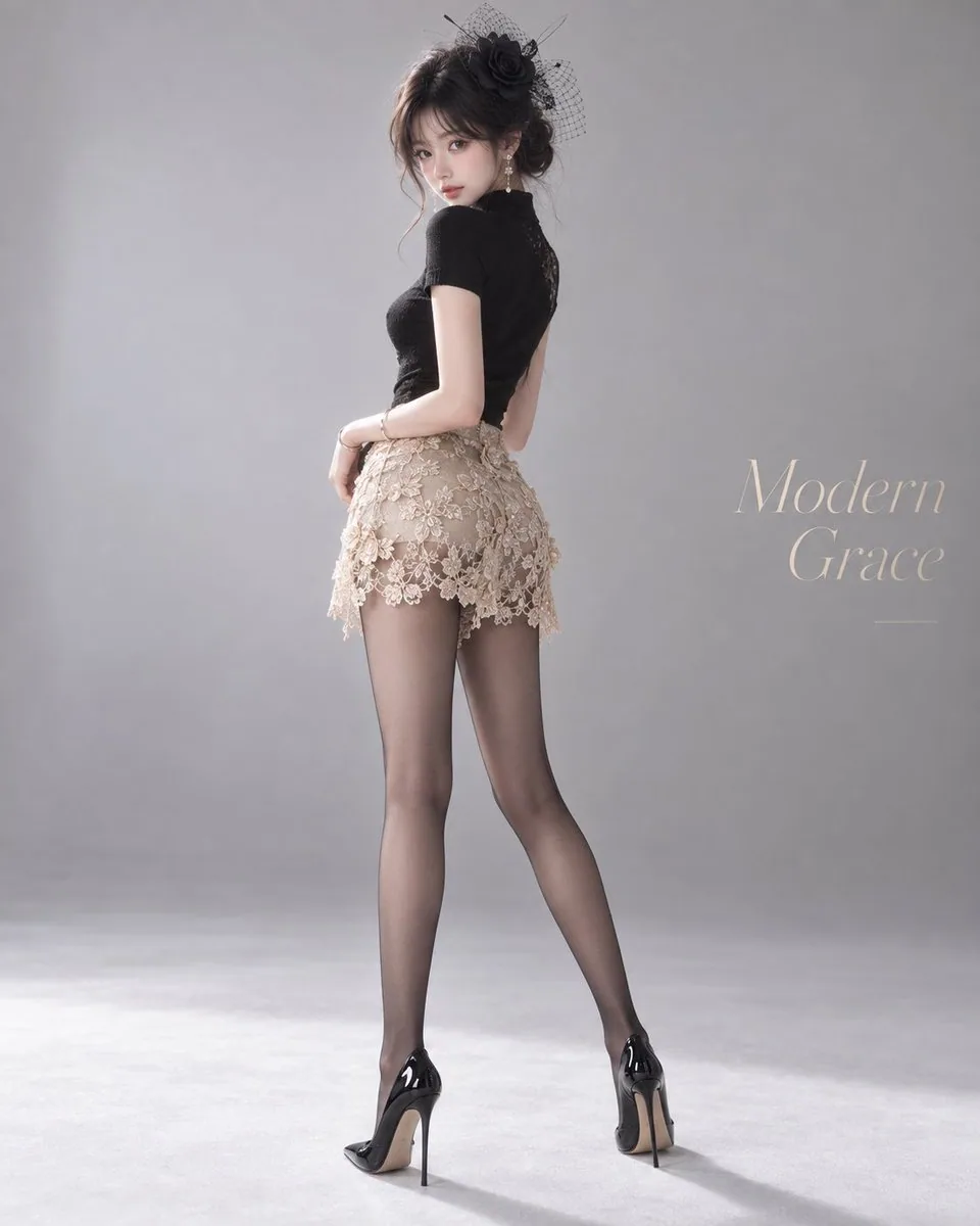 年轻甜美、略带混血感的女生，低盘发，黑色复古网纱小礼帽与黑色玫瑰花头饰，银色耳坠，黑色修身高领短袖上衣，米杏香槟金蕾丝刺绣短裙，黑色半透明连裤丝袜，黑色漆皮尖头细高跟鞋，法式复古名媛风，优雅轻熟，黑金配色，高级宴会感，… - AI提示词参考图，来自西西提示词