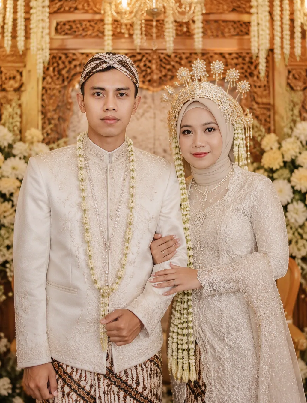 Subjek dan Detail Pengantin Sepasang pengantin berdiri berdampingan dengan pose anggun dan natural. Pengantin… - AI提示词参考图，来自西西提示词
