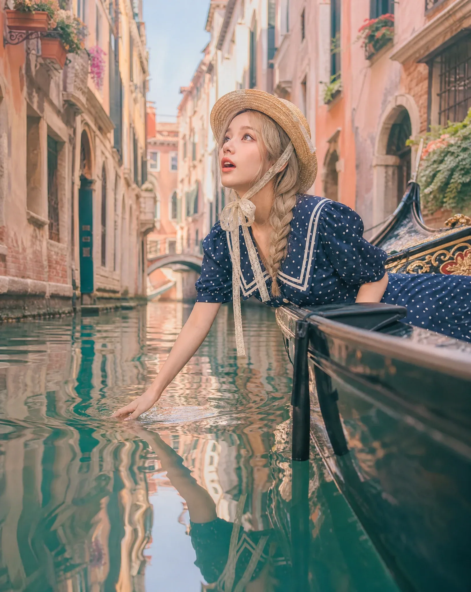 A super cute image based on the attached photo in Venice, Italy.Location: On a gondola gliding through a narr… - AI提示词参考图，来自西西提示词