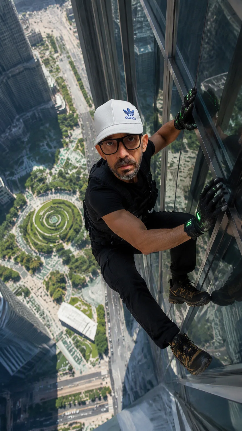 ultra-realistic IMAX-grade cinematic action shot, extreme high-angle perspective looking down from a massive … - AI提示词参考图，来自西西提示词