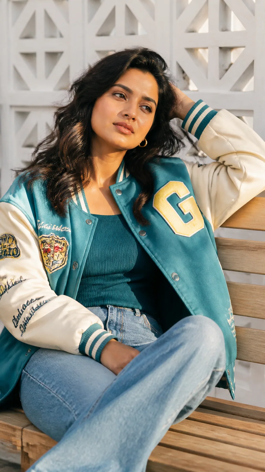 Outdoors on a light wooden bench under natural daylight, a stylish young woman in her mid-twenties sits casua… - AI提示词参考图，来自西西提示词
