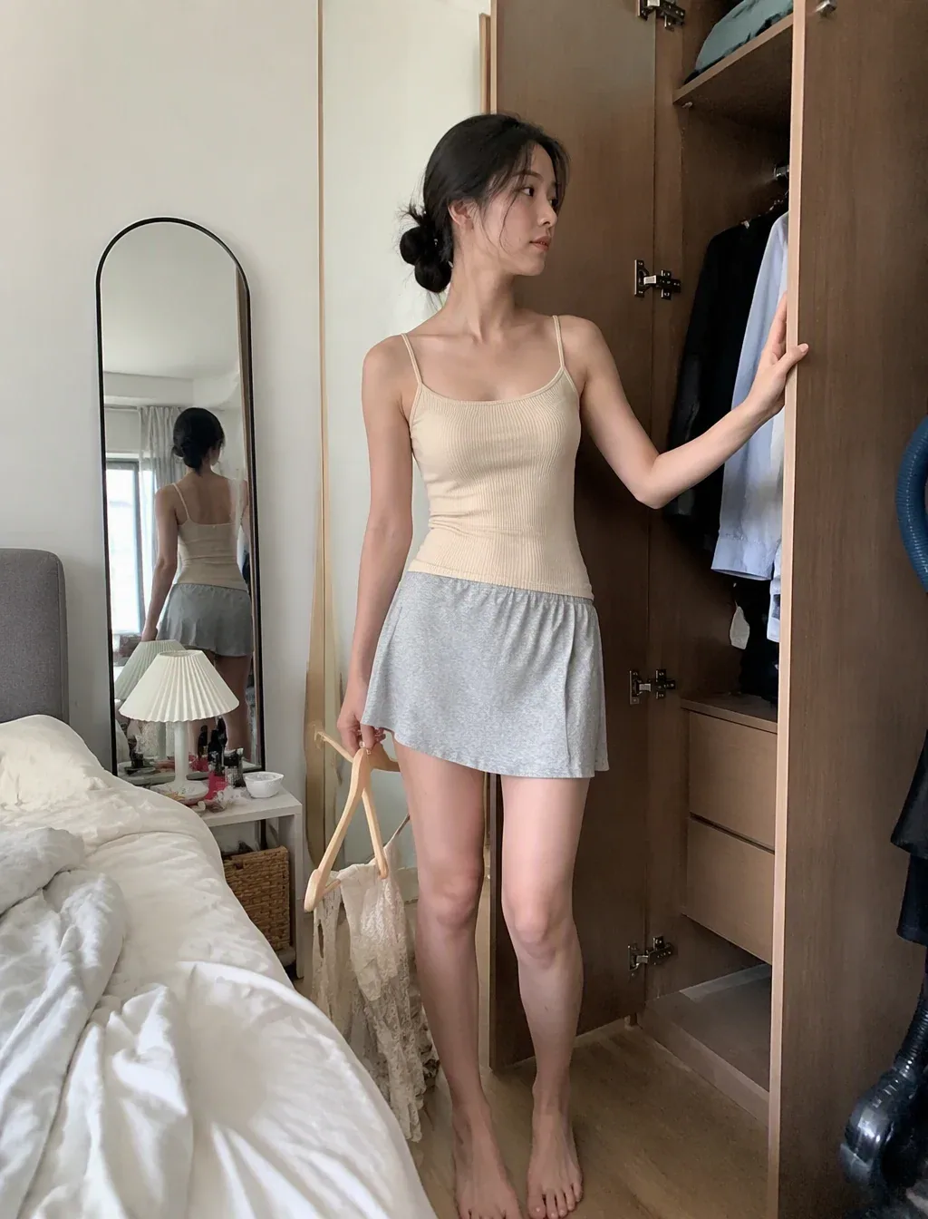 生活化抓拍，一位20至26岁左右的东亚年轻女性，面容清秀自然，五官柔和且具有真实生活质感，保留皮肤毛孔、细微肤色不均及天然面部纹理。发型为随意的低发髻，额前散落几缕晨起后的凌乱碎发。身着奶油杏色细肩带修身针织吊带背心，… - AI提示词参考图，来自西西提示词