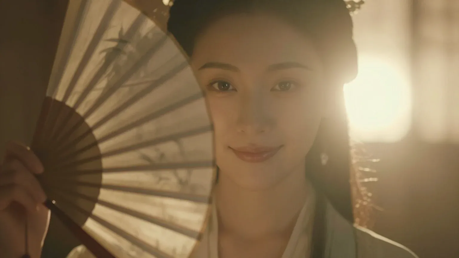 东方古典氛围感人物特写，16:9横幅电影构图，人物位于画面中间略偏右，正面看向镜头，前景有一把半遮挡面部的团扇斜向切入画面（团扇仅作为前景点缀，不作为主体，不要超过人物头部尺寸），形成明显的层次关系与视觉遮挡。画面重点… - AI提示词参考图，来自西西提示词
