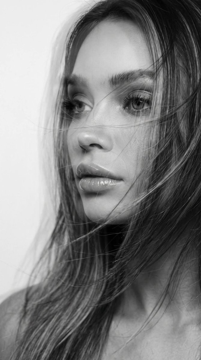 An extreme close-up portrait of the face. This is a {argument name="style" default="black-and-white photograp… - AI提示词参考图，来自西西提示词