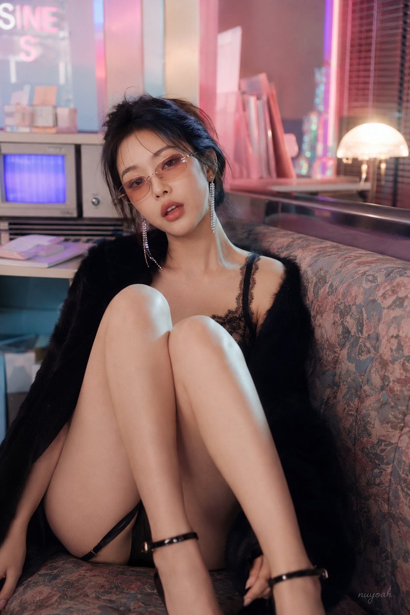 {argument name="style" default="Office style"}, delicate lace, black long-piled velvet cape, thin eyeliner, l… - AI提示词参考图，来自西西提示词