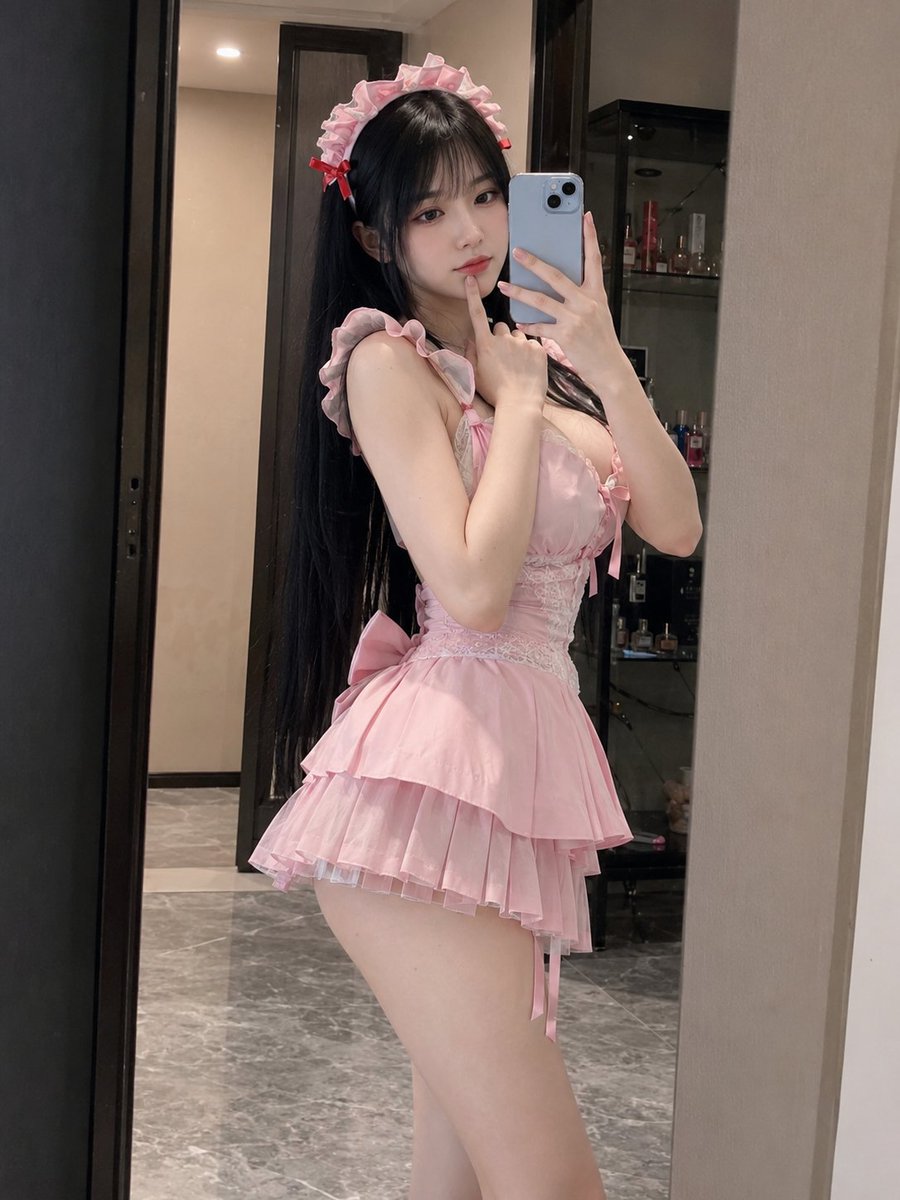 Create a photorealistic 3:4 mirror-selfie portrait of a beautiful adult {argument name="ethnicity" default="E… - AI提示词参考图，来自西西提示词