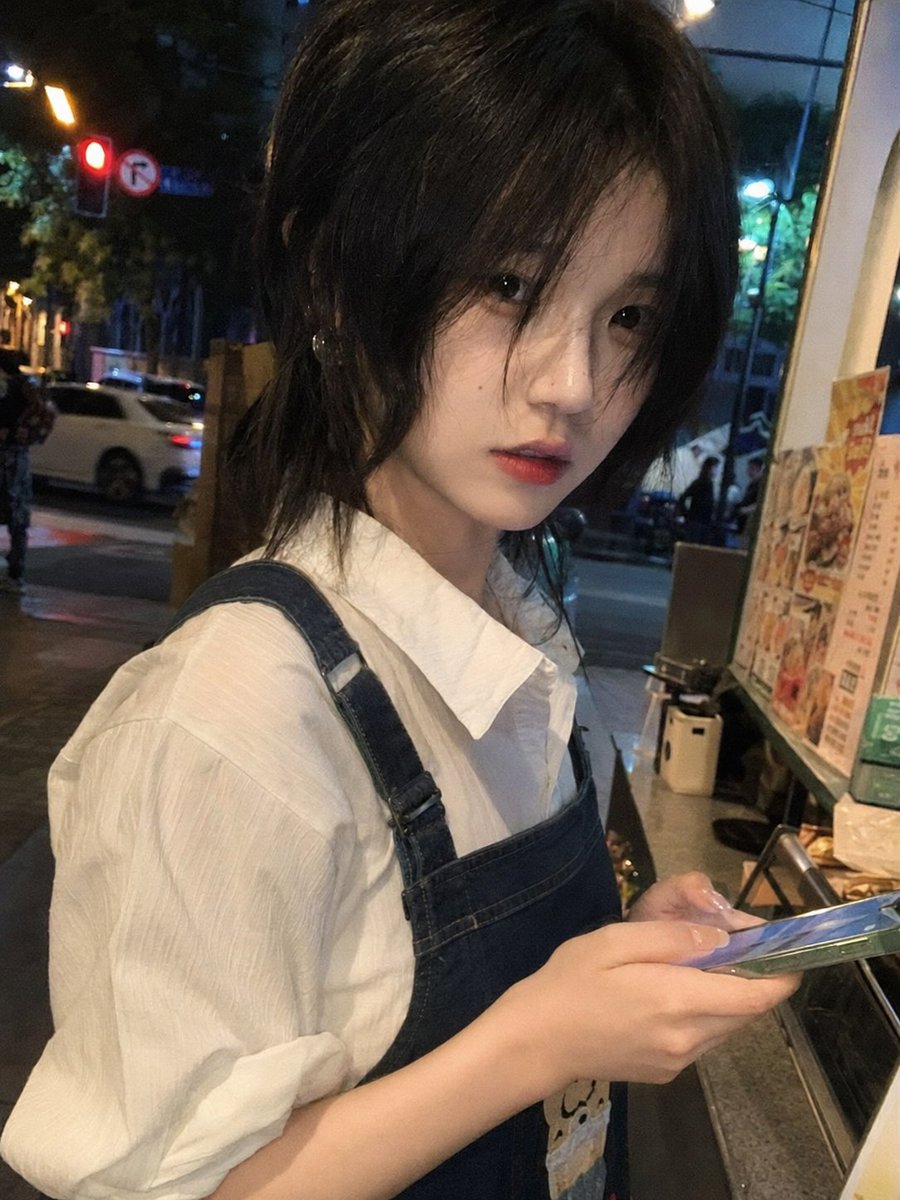 Create a candid ultra-realistic night street portrait of a doll-like young woman, {argument name="character s… - AI提示词参考图，来自西西提示词