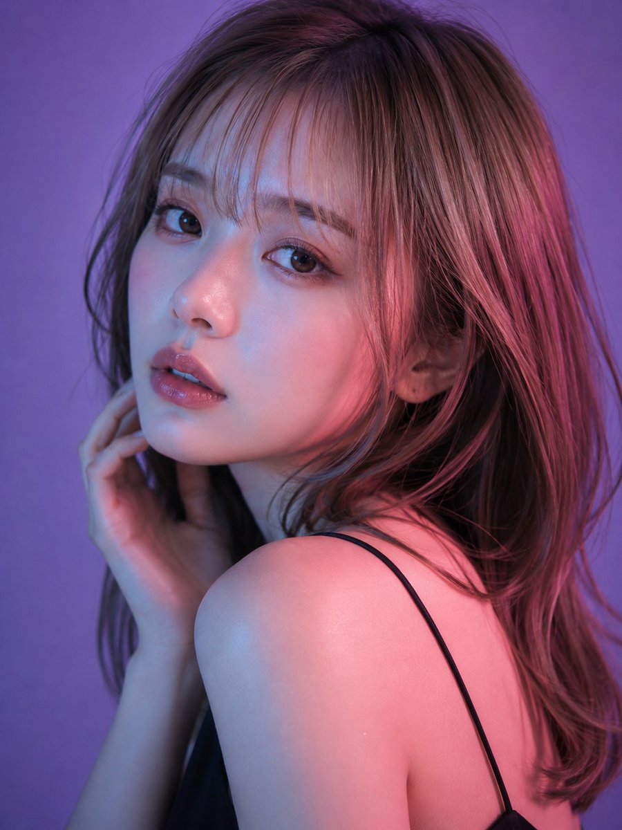 Subject: Turning in Purple Light Main Subject: Reproduce facial features, turning over the shoulder, camera e… - AI提示词参考图，来自西西提示词