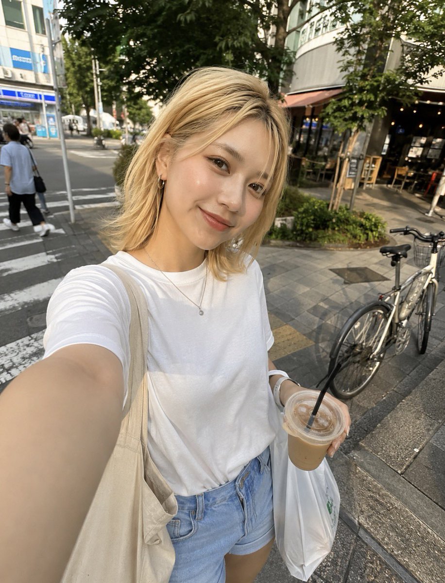 Create a highly realistic casual smartphone selfie that looks like an authentic Instagram Story lifestyle sna… - AI提示词参考图，来自西西提示词