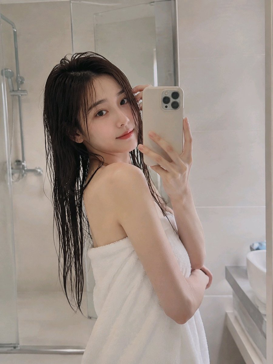A young woman around {argument name="age" default="22 years old"} taking a selfie in a {argument name="settin… - AI提示词参考图，来自西西提示词