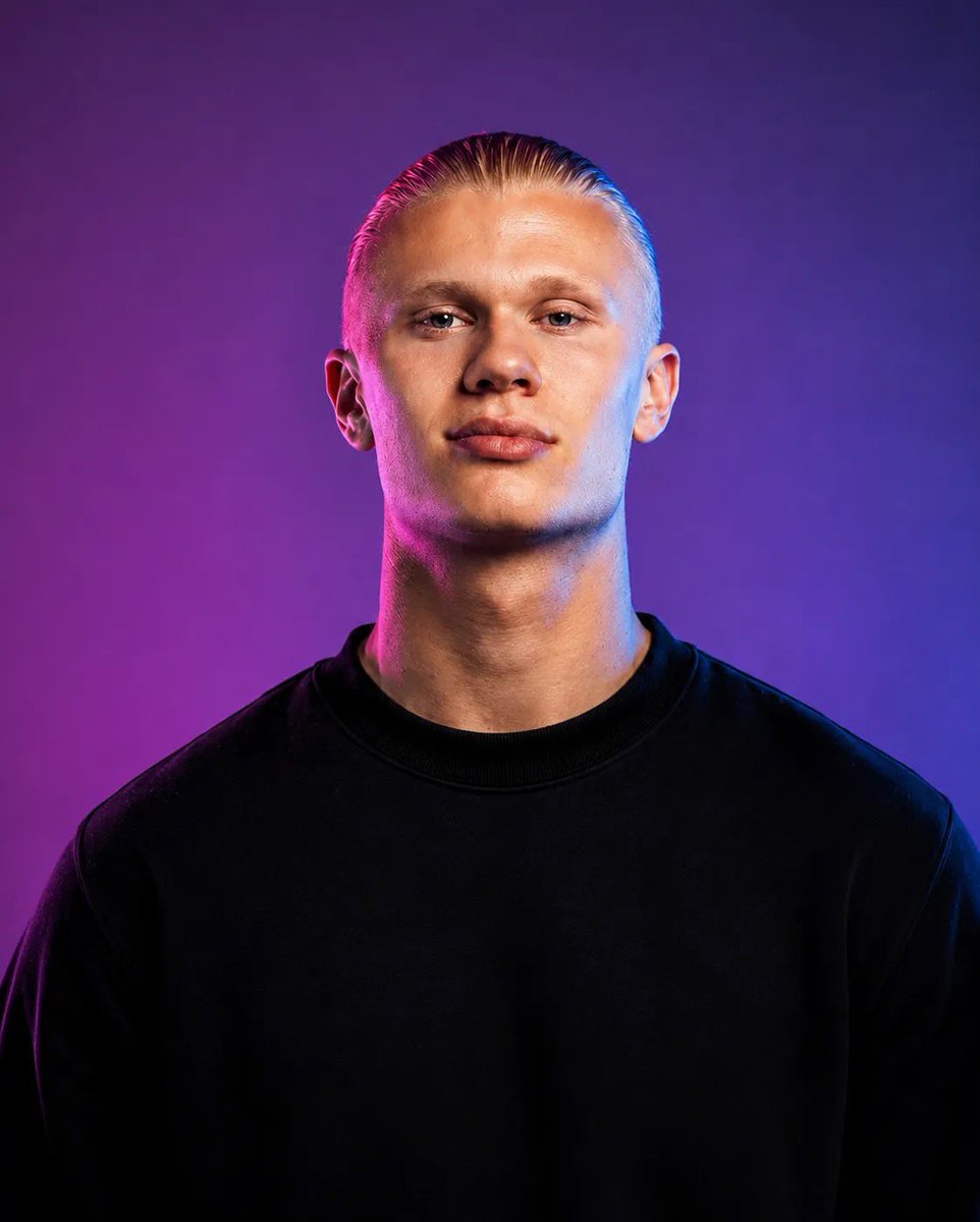 Create a high-end photorealistic studio portrait of a male subject, framed from the chest up, facing directly… - AI提示词参考图，来自西西提示词