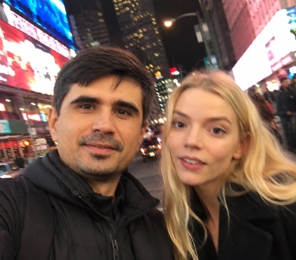 Take an extremely ordinary and unremarkable iPhone selfie, with no clear subject or sense of composition-just… - AI提示词参考图，来自西西提示词