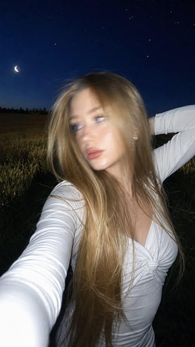 Ultra-realistic lifestyle selfie photograph. Do not change the woman's face. Preserve 100% facial identity, f… - AI提示词参考图，来自西西提示词