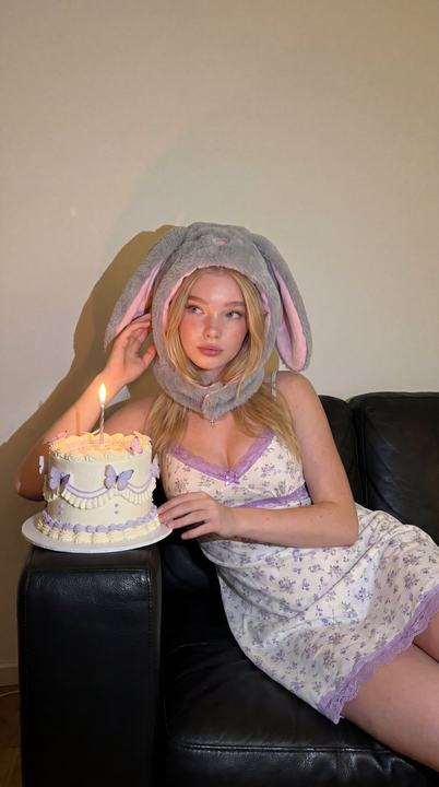 烛光下金发女郎兔子耳生日肖像
