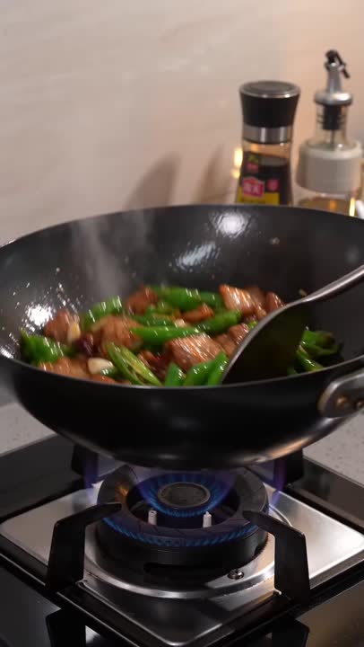 辣椒炒肉烹饪过程